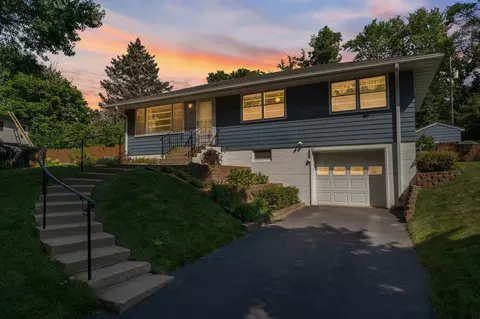 463 Eldridge Ave W, Roseville, MN 55113