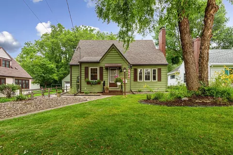 607 3rd St S, Waterville, MN 56096