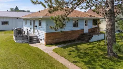27 10th St NW, Chisholm, MN 55719