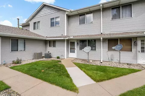 8472 S Pond Trl, Champlin, MN 55316 photo 2