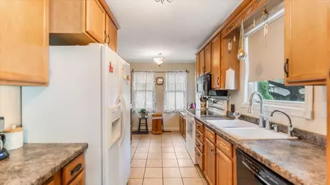 Entry Way - 1102 3rd St SW, Willmar, MN 56201 photo 2 of 7