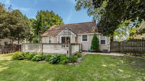 Exterior - 1102 3rd St SW, Willmar, MN 56201 photo 7 of 10
