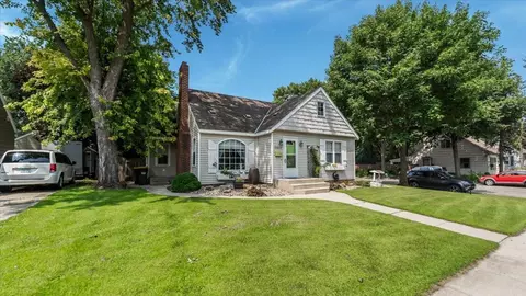 Exterior - 1102 3rd St SW, Willmar, MN 56201 photo 3 of 10