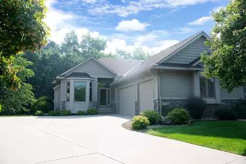 2202 Midland View Ct N, Roseville, MN 55113