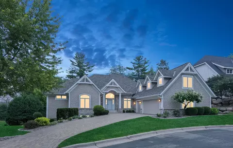 8967 Mariabo Cir, Bloomington, MN 55438