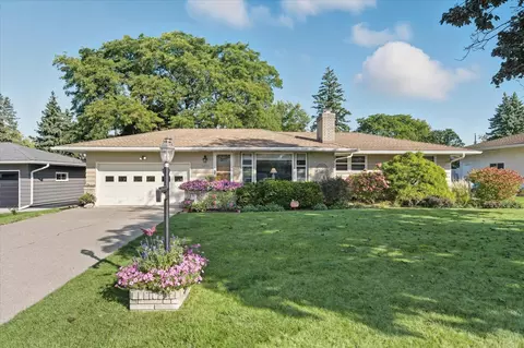 1465 Woodlynn Ave, Roseville, MN 55113