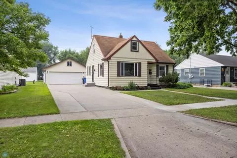 2014 7th St N, Fargo, ND 58102