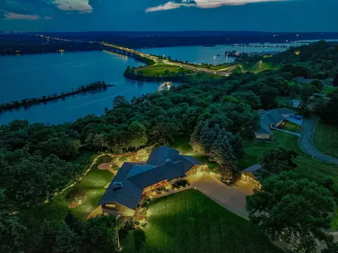 1019 Crest View Dr, Hudson, WI 54016