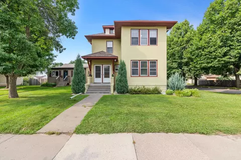 877 Cottage Ave E, Saint Paul, MN 55106