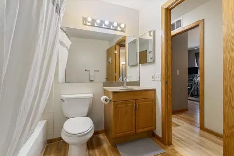 Bath - 4488 Cinnamon Ridge Trl #B, Eagan, MN 55122 photo 2 of 2