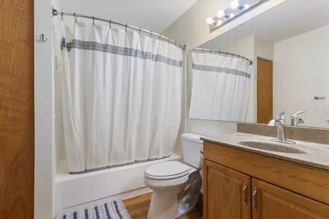 Bath - 4488 Cinnamon Ridge Trl #B, Eagan, MN 55122 photo 1 of 2