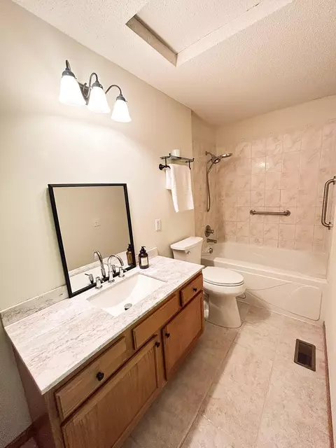 Bath - 3408 Eagan Oaks Ct, Eagan, MN 55123 photo 1 of 4