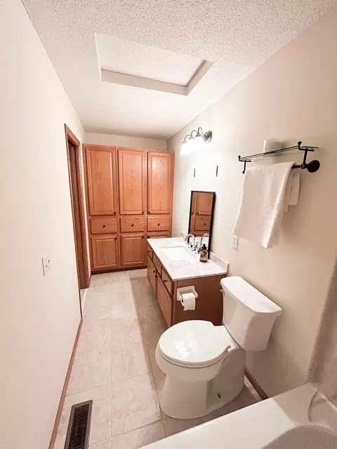Bath - 3408 Eagan Oaks Ct, Eagan, MN 55123 photo 2 of 4