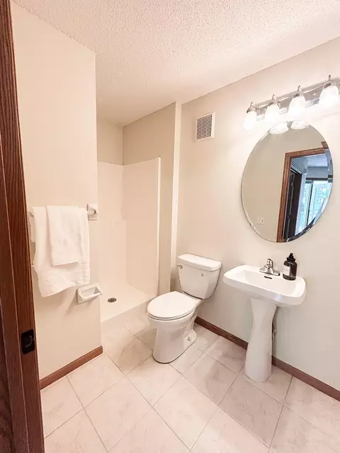 Bath - 3408 Eagan Oaks Ct, Eagan, MN 55123 photo 3 of 4