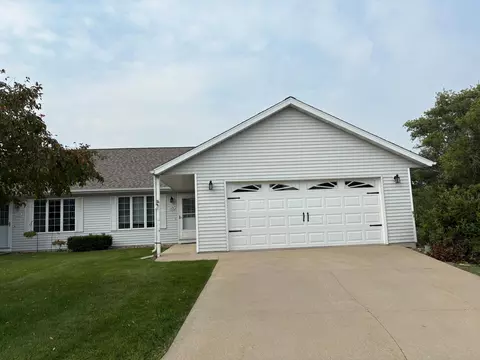 165 Orchard Manor Dr SE, Plainview, MN 55964