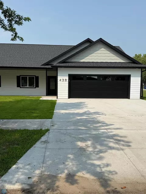 438 4th St, Wyndmere, ND 58081