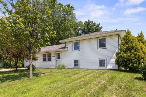 901 Cortland Dr, Apple Valley, MN 55124