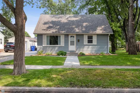 818 19th St S, Fargo, ND 58103