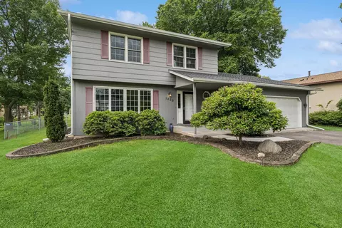 1260 Burke Ave W, Roseville, MN 55113