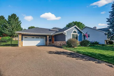 341 Wedgewood Dr, Mahtomedi, MN 55115