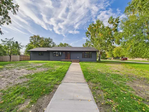 306 Elk St NW, Warroad, MN 56763