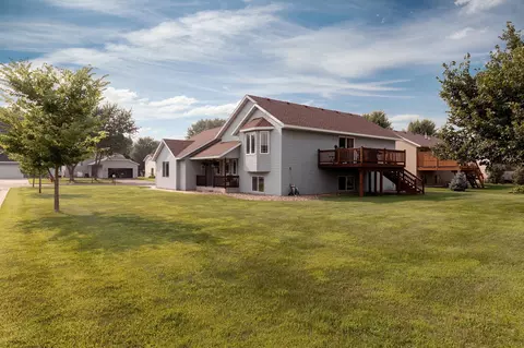 704 Pleasant View Ln, Litchfield, MN 55355