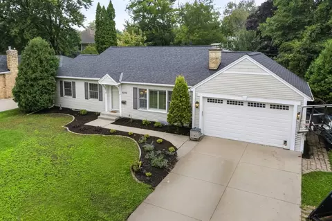 5036 W 56th St, Edina, MN 55436
