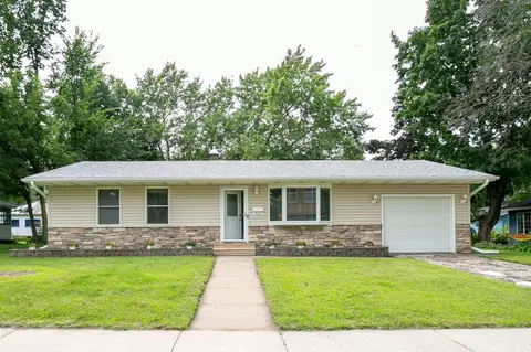 364 4th St N, Bayport, MN 55003
