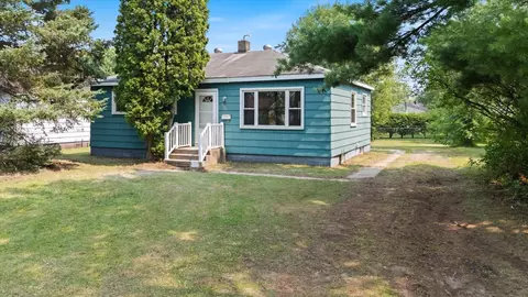 908 Clover Ln, Grand Rapids, MN 55744