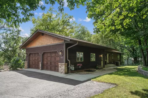 9520 Lakeview Cir, Chaska, MN 55318