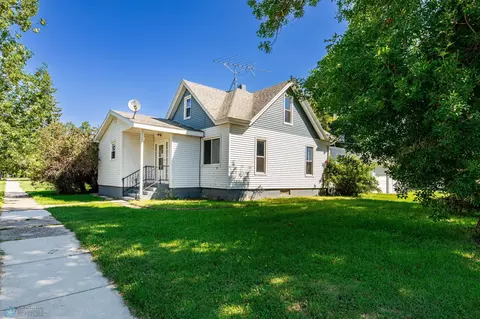 711 Oak St, Lisbon, ND 58054