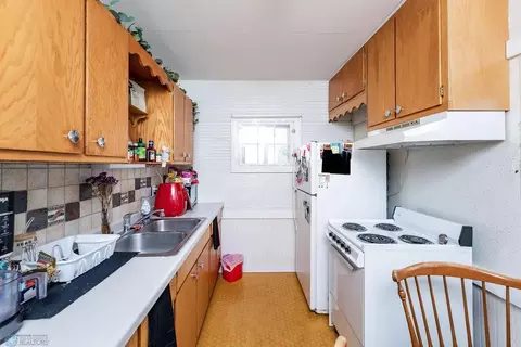 Kitchen - 1006 3rd Ave S, Fargo, ND 58103 photo 6 of 9