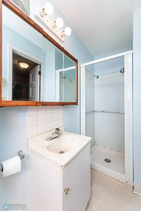 Bath - 1006 3rd Ave S, Fargo, ND 58103 photo 4 of 5