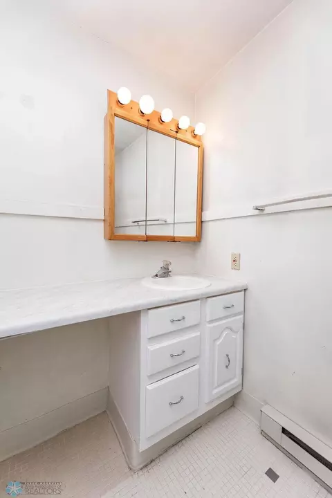 Bath - 1006 3rd Ave S, Fargo, ND 58103 photo 1 of 5