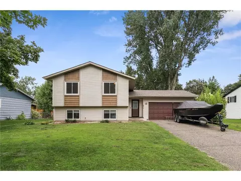 471 105th Ave NW, Coon Rapids, MN 55448