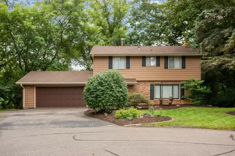 19029 Hanus Cir, Minnetonka, MN 55345