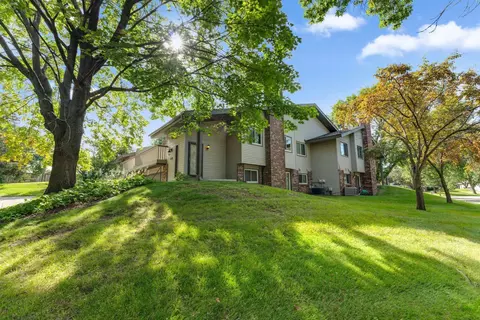 9657 Hampshire Ln, Eden Prairie, MN 55347
