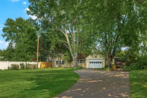 2816 Oxford St N, Roseville, MN 55113