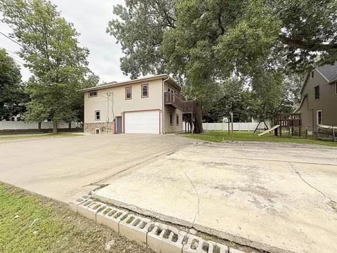 Exterior - 101 S 5th St, Montevideo, MN 56265 photo 6 of 7