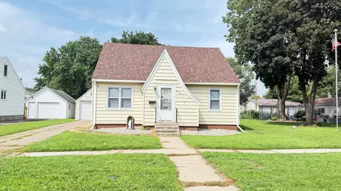 218 S Chestnut St, Belle Plaine, MN 56011
