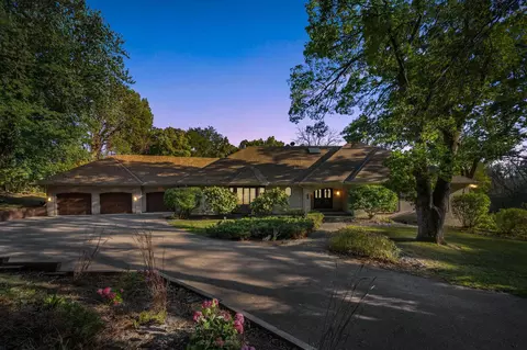 350 Ruann Rd, Wayzata, MN 55391