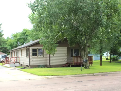 910 6th St NE, Little Falls, MN 56345