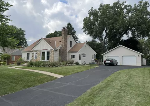 1265 Shryer Ave W, Roseville, MN 55113