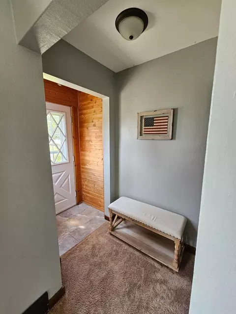 Entry Way - 28 Oak St, Proctor, MN 55810 photo 3 of 8
