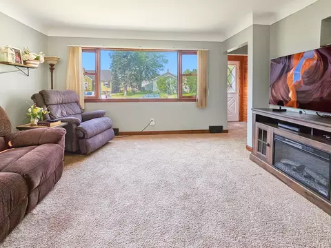 Living - 28 Oak St, Proctor, MN 55810 photo 2 of 3