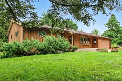 2726 Lakeview Ave, Roseville, MN 55113