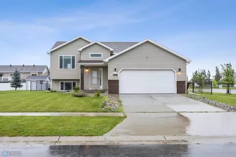 2812 Umber Ct S, Fargo, ND 58104