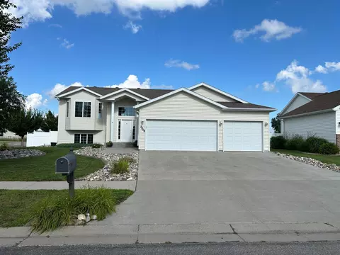 3808 13th St S, Moorhead, MN 56560