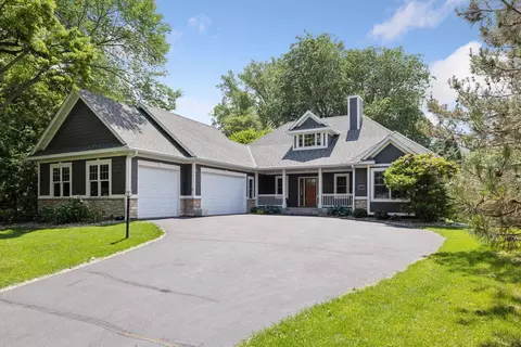 974 County Road C E, Maplewood, MN 55109