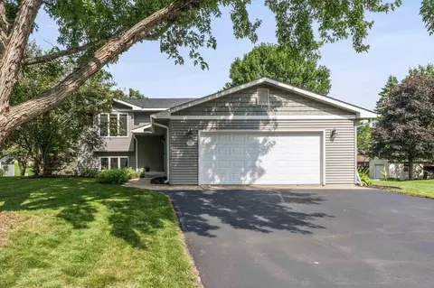 1251 Meadowlark Ln, New Richmond, WI 54017